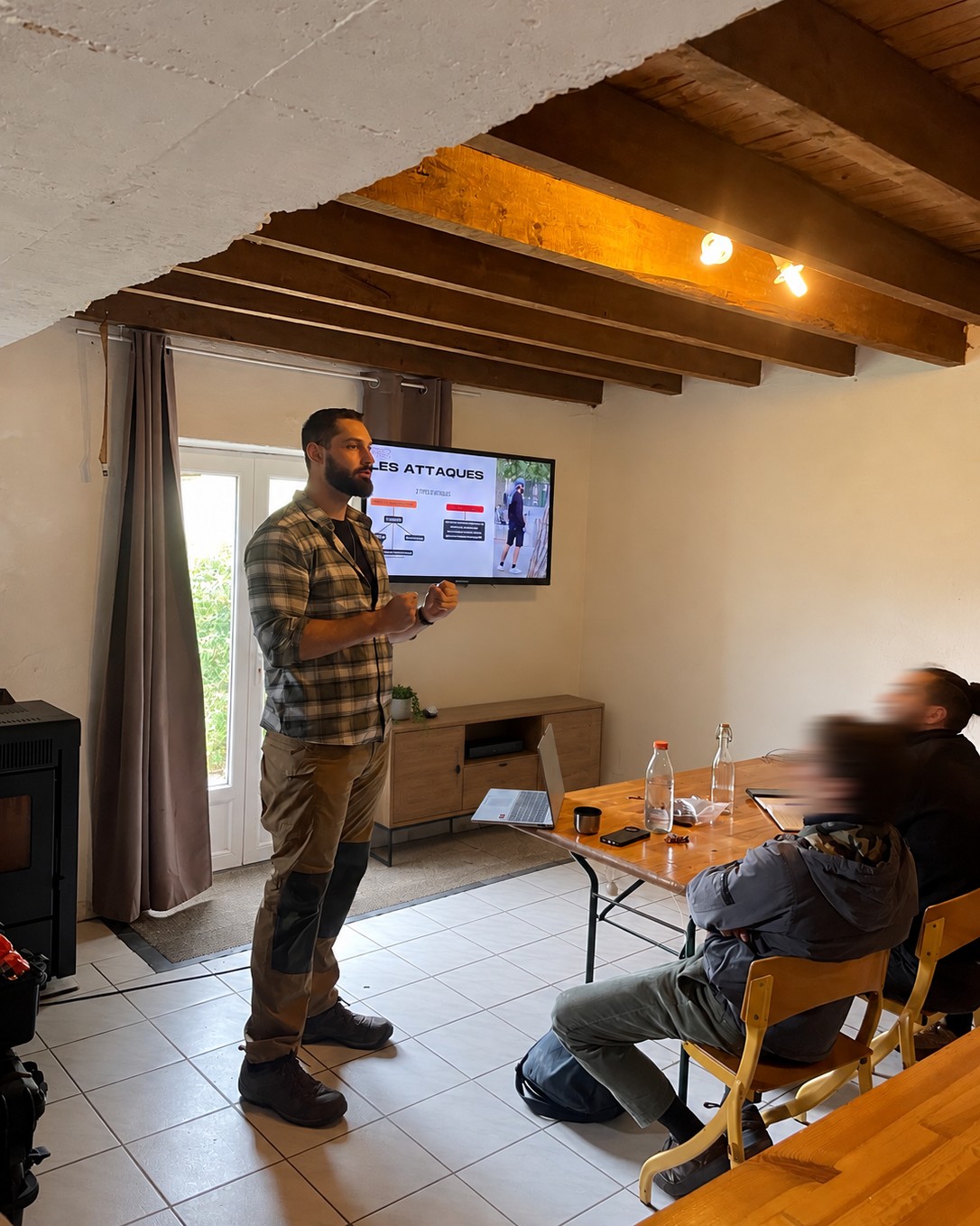 Formateur animant une session de formation en salle, devant un écran de présentation